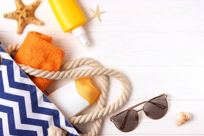 القائمة المثاليّة لأساسيّات الجمال التي تحتاجينها على البحر
