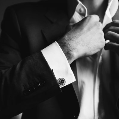 ارتقِ بأسلوبك مع أزرار أكمام تلفت الأنظار
