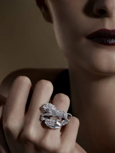 Boldness Meets Exquisiteness in Stunning Finger Sparklers
