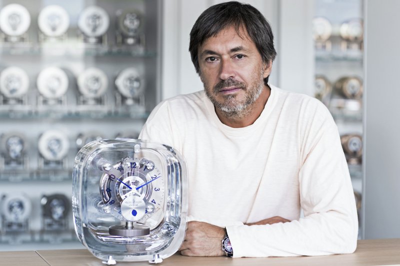جيجر-لوكولتر تقدّم بندولة Atmos 568 by Marc Newson
