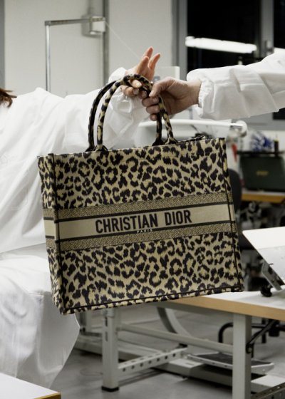 كواليس صناعة حقيبة Mizza Dior Book Tote