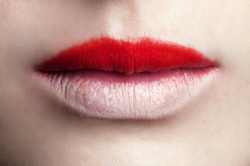 10 نصائح للمحافظة على ترطيب شفتيْك