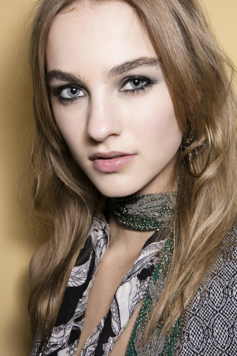 How to Become an Under Eye Liner Expert
