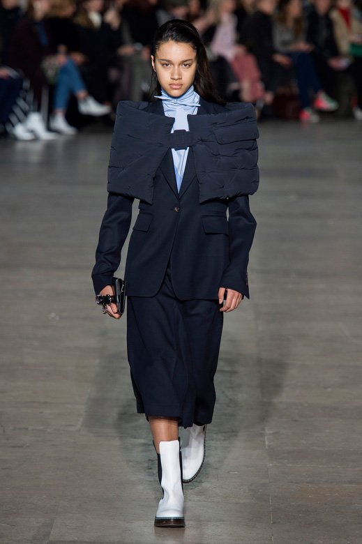 حقيبة <span dir=LTR>Dior Book Tote</span> الكبيرة<br />
&nbsp;