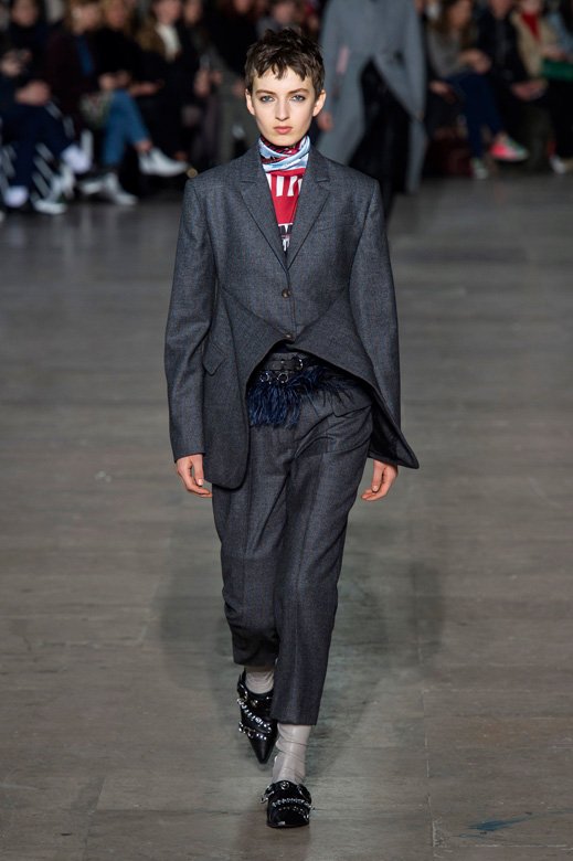 وشاح&nbsp;<span dir=LTR>Dior in Heart Lights</span>&nbsp;المربّع<br />
&nbsp;