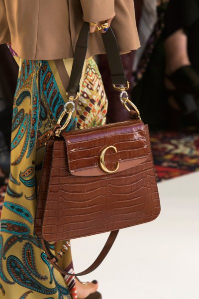 لنتكّلم عن تأثير طبعة جلد التّمساح على عالم الموضة
