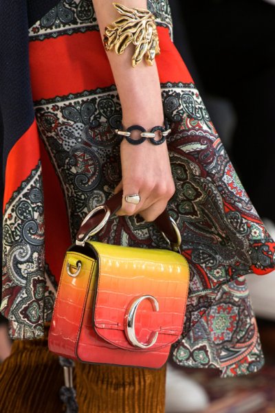 الحقائب المزيّنة برمز علامتها التي يجب أن تمتلكيها حالاً
