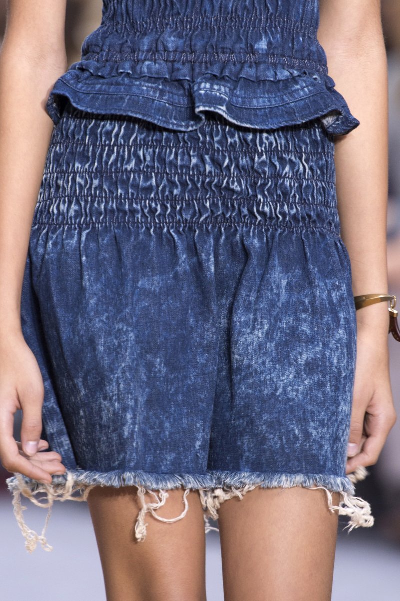 كيفيّة إعتماد تنّورة الجينز
