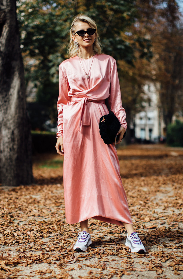 ما الأزياء التي تتماشى مع الأحذية الرّياضيّة؟
