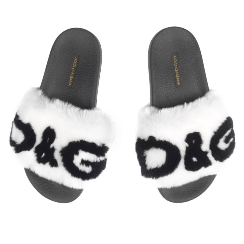 <strong>شخصيّة داني زوكو </strong><br />
قميص من جاي.دبليو. أندرسون<br />
<em>من موقع</em> <em><span dir=LTR>Matches Fashion</span></em><br />
سترة جلديّة من ديسكويرد2<br />
<em>متوفّرة في متجر هارفي نيكلز-دبي </em><br />
سروال جينز من فالنتينو<br />
<em>من موقع</em> <em><span dir=LTR>Matches Fashion</span></em><br />
نظّارة شمسيّة من سان لوران<br />
<em>من موقع </em><em><span dir=LTR>MRPORTER</span></em><br />
ساعة من مايكل كورس<br />
حذاء رياضيّ من علامة <span dir=LTR>MR P.</span><br />
<em>من موقع</em> <em><span dir=LTR>MRPORTER</span></em>