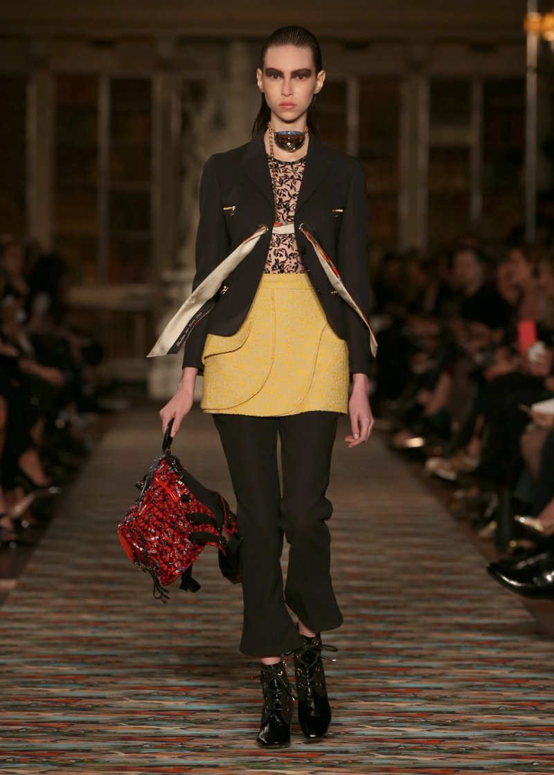 سان لوران<br />
<em>من موقع</em> <em>Net-A-Porter </em><br />
&nbsp;