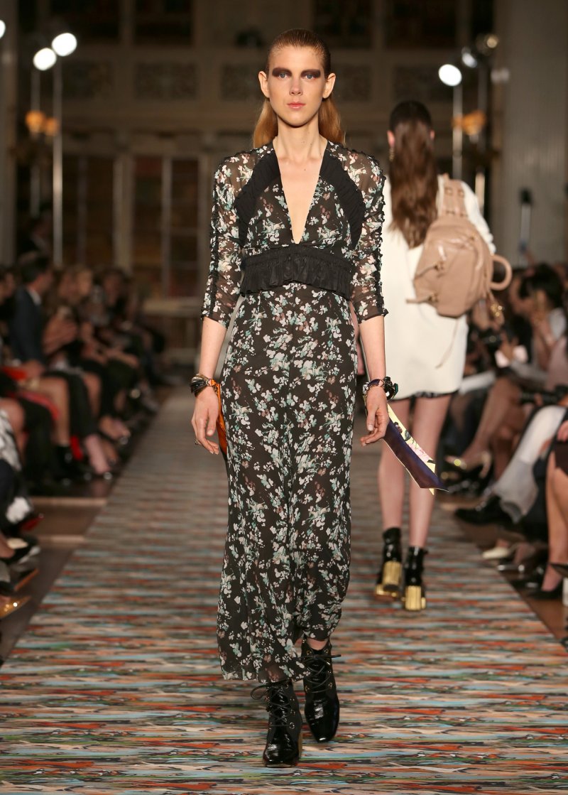 يتمّ الحصول على <strong>إطلالة اللّون الواحد</strong> من خلال إختيار لون واحد واستخدامه على كلّ من العينين والخدّين والشّفتين والأظافر.