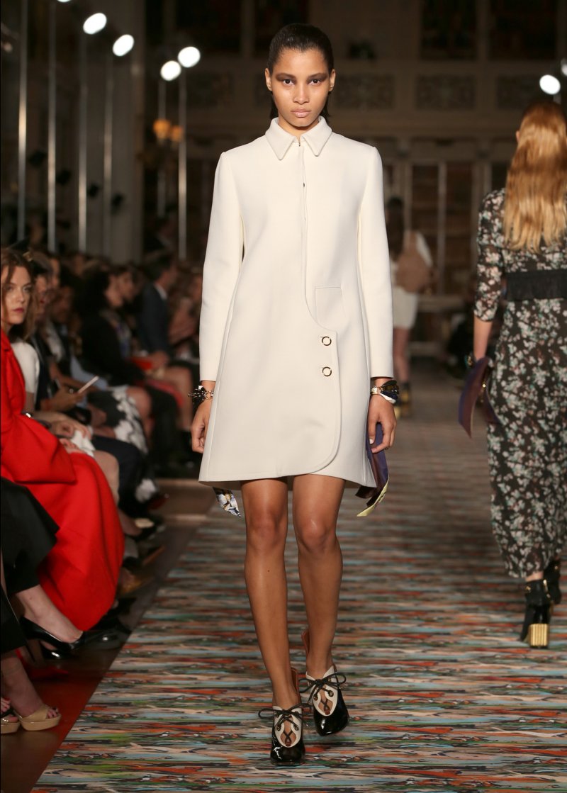 <strong>إطلالة الغرنج </strong>هي الإطلالة المجسّدة لحقبة الرّوك أند رول! جلّ ما عليكِ فعله للحصول عليها هو محدّد العين الملطّخ والحاجبين الكثيفين وتصميم جلديّ مزوّد بطيّة على كلّ جانب من مستوى الصّدر.