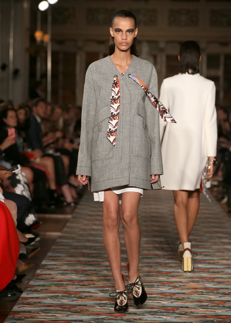 <strong>الإطلالة الإشراق النّاعم</strong> هي سبيلكِ المثاليّ للتّألّق وإبهار الجميع! باستخدام مظهّر الملامح والبودرة المسمّرة، يمكنكِ الحصول على الإشراقة النّاعمة المرغوبة جدّاً.