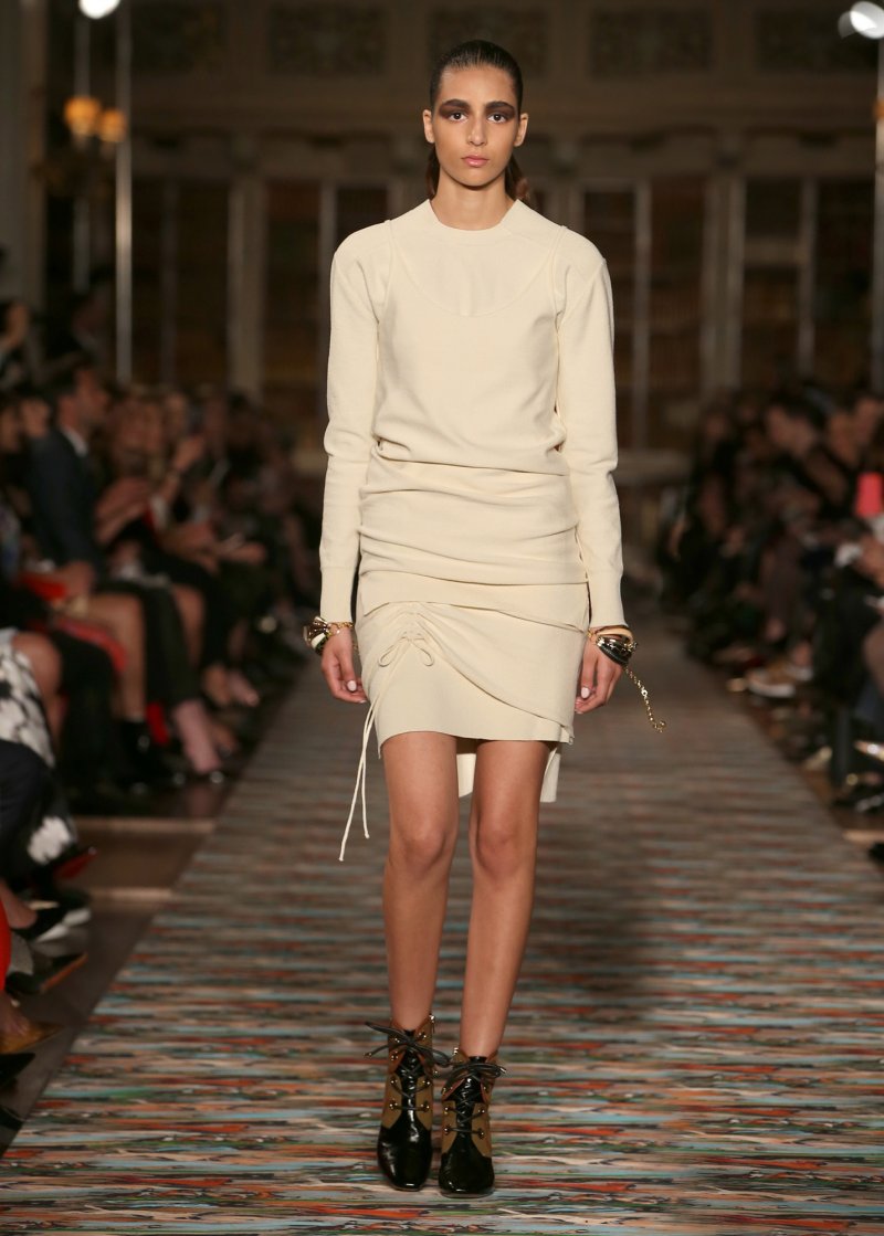 ماركو بيزاري، رئيس علامة غوتشي ومديرها التّنفيذيّ، إلى جانب داريو نارديلّا، عمدة فلورنسا وأيك شميدت، رئيس متحف Uffizzi Gallery في المؤتمر الصّحافيّ التّابع لمجموعة كروز 2018 من غوتشي<br />
<em>صورة من</em> <em>Getty Images for Gucci </em><br />
&nbsp;