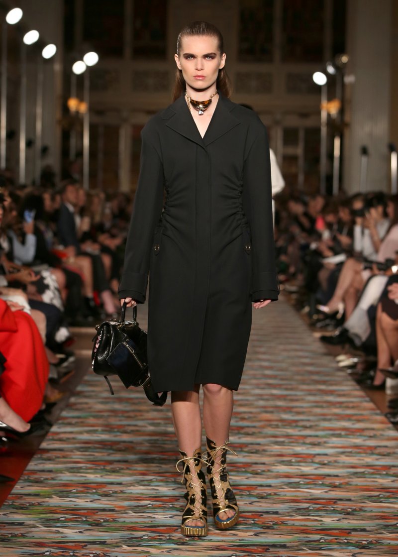 ماركو بيزاري، رئيس علامة غوتشي ومديرها التّنفيذيّ، إلى جانب داريو نارديلّا، عمدة فلورنسا وأيك شميدت، رئيس متحف Uffizzi Gallery في المؤتمر الصّحافيّ التّابع لمجموعة كروز 2018 من غوتشي<br />
<em>صورة من</em> <em>Getty Images for Gucci </em>