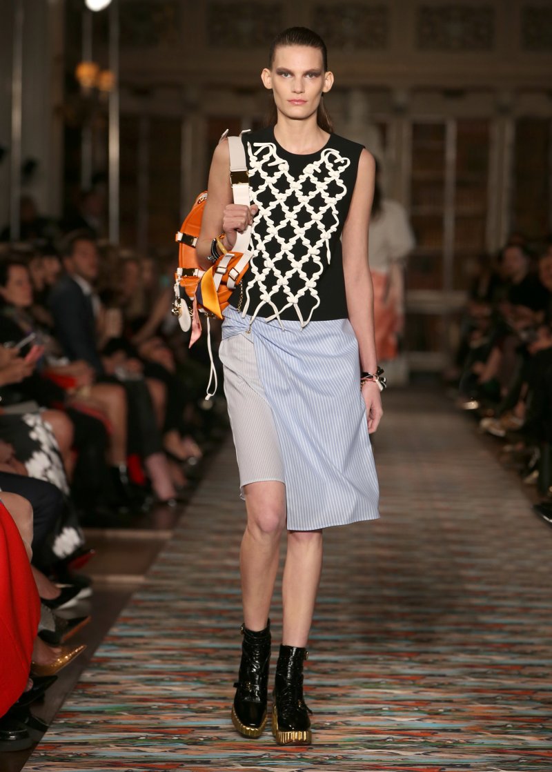 علامة Young Versace<br />
<em>من موقع</em> <em>Melijoe</em>