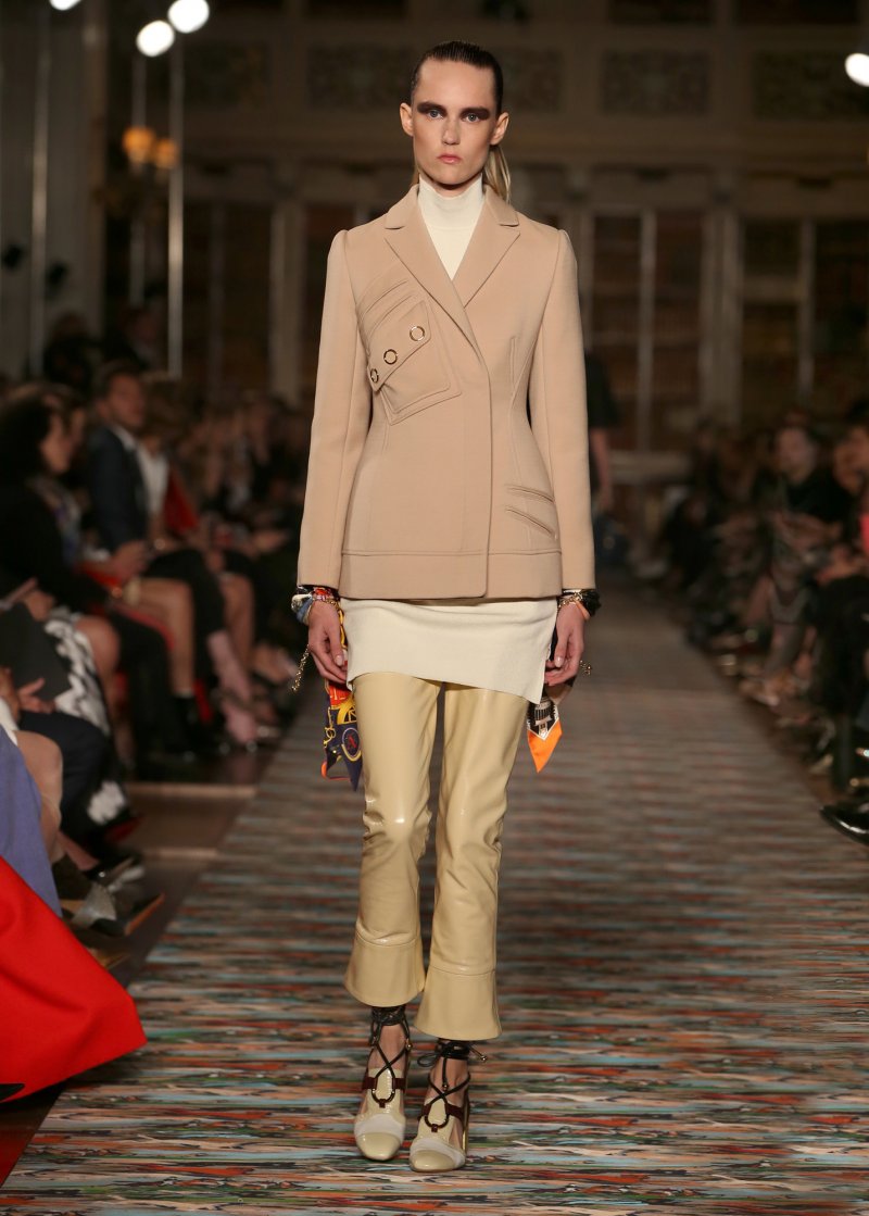 <strong>البشرة الدّاكنة المتّسمة بصبغة خفيّة دافئة</strong><br />
وأخيراً، إذا كانتْ بشرتكِ داكنة متّسمة بصبغة خفيّة دافئة، تعتبر الألوان النّاريّة مثاليّة جدّاً لكِ.<br />
إعتمدي الأحمر أو البرتقاليّ أو حتّى الأصفر!<br />
<br />
<strong>إليستيفا</strong><br />
<em>من موقع</em> <em>Net-A-Porter </em><br />
&nbsp;