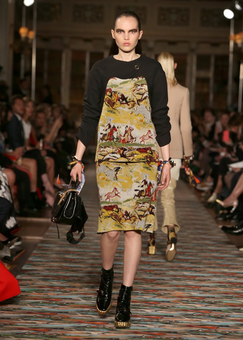 غوتشي<br />
<em>من موقع</em> <em>Net-A-Porter</em><br />
&nbsp;