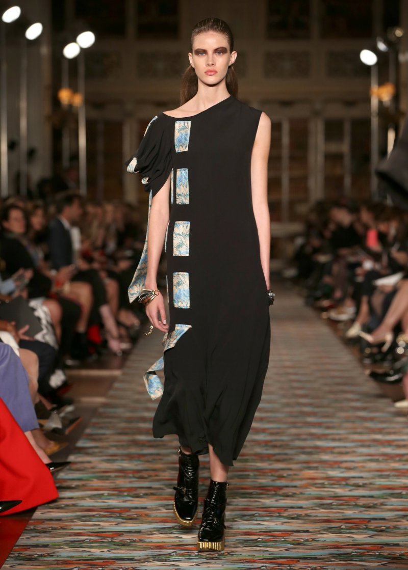 سان لوران<br />
<em>من موقع</em> <em>Matches Fashion</em><br />
&nbsp;