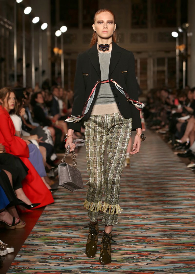 موسكينو<br />
<em>من موقع</em> <em>Net-A-Porter</em><br />
&nbsp;