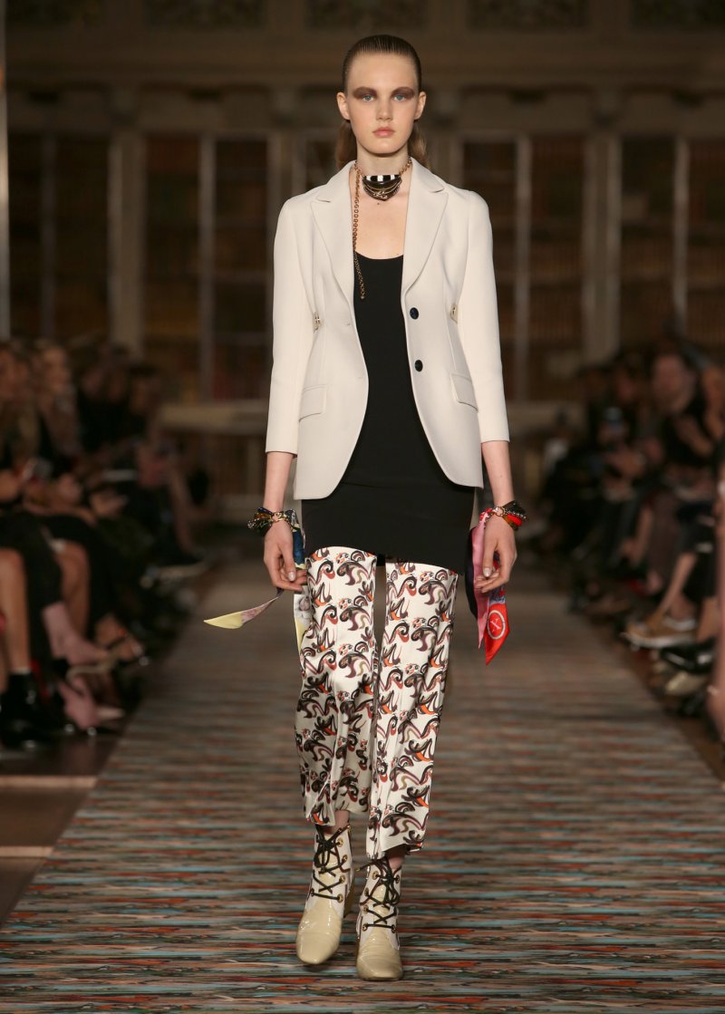 <strong>دو غريزوغونو</strong>، ساعة Eccentrica<br />
&nbsp;