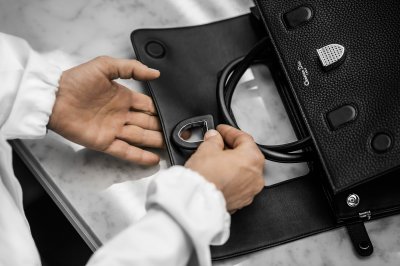 هالة من البهجة تغمرُ حقيبة Diorever