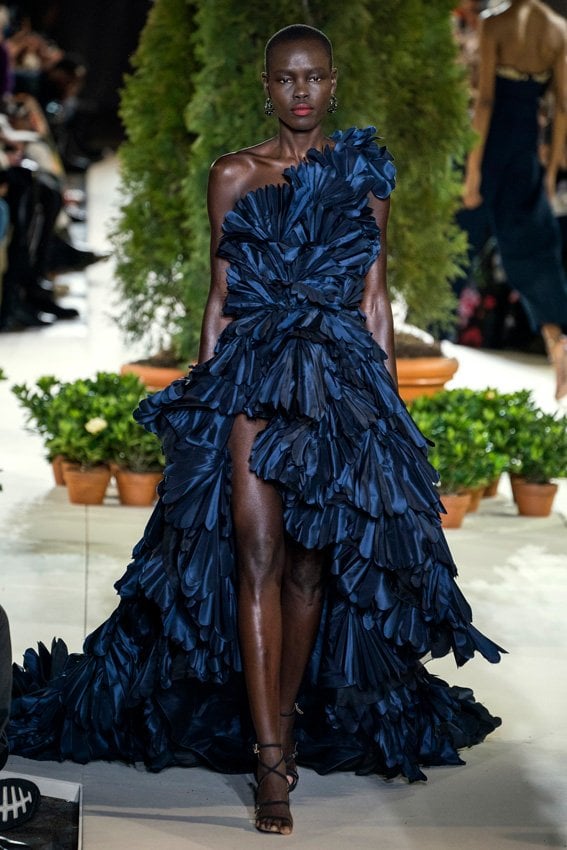 <p>تزيد&nbsp;<strong>ماسكارا</strong>&nbsp;<strong><span dir=LTR>Full Frontal Volume, Lift &amp; Curl</span></strong>&nbsp;من&nbsp;<strong>فنتي بيوتي&nbsp;</strong>فورًا من كثافة رموشك، وترفعها وتجعلها أطول. يمكنك تطبيق عدّة طبقات من هذه الماسكارا، وهي تدوم لوقت طويل وستعطيك تلك الرموش الرائعة التي لطالما حسدت ريهانا عليها.</p>

<p>&nbsp;</p>

<p>&nbsp;</p>
