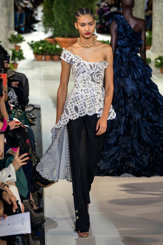 <p>توفّر&nbsp;<strong>ماسكارا</strong>&nbsp;<strong><span dir=LTR>Monsieur Big</span></strong>&nbsp;من&nbsp;<strong>لانكوم</strong>&nbsp;لرموشك كثافة إضافيّة تدوم لحوالي 24 ساعة. فتركيبتها الشبيهة بالكريم تطوّل رموشك وتجعلها تبدو اصطناعيّة فلا تحتاجين إلى تعديلها في خلال النهار.</p>

<p>&nbsp;</p>

<p>&nbsp;</p>
