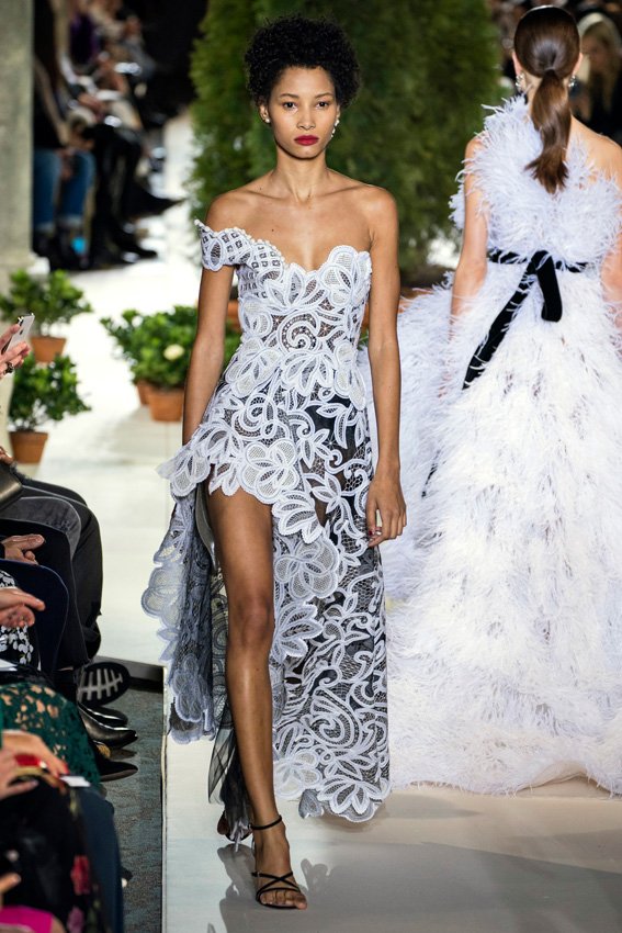 <p>تتميّز&nbsp;<strong>ماسكارا</strong>&nbsp;<strong><span dir=LTR>Le Volume Stretch de CHANEL</span></strong>&nbsp;من&nbsp;<strong>شانيل&nbsp;</strong><strong><span dir=LTR>CHANEL</span></strong>&nbsp;بفرشاتها المصنوعة بتقنيّة ثلاثيّة الأبعاد لتزيد من طول رموشك وكثافتها. في الحقيقة، أقلّ ما يمكن توقّعه من تركيبة سلسة أساسها اللاتكس هو أن تعطينا إطلالة عيون كبيرة، وهذه الماسكارا تنجح بذلك بتفوّق.</p>

<p>&nbsp;</p>
