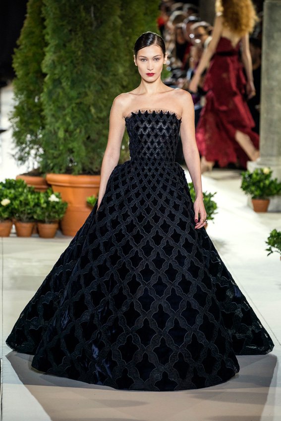 فالنتينو<br />
<em>من موقع&nbsp;</em><em><span dir=LTR>Matches Fashion</span></em><br />
&nbsp;