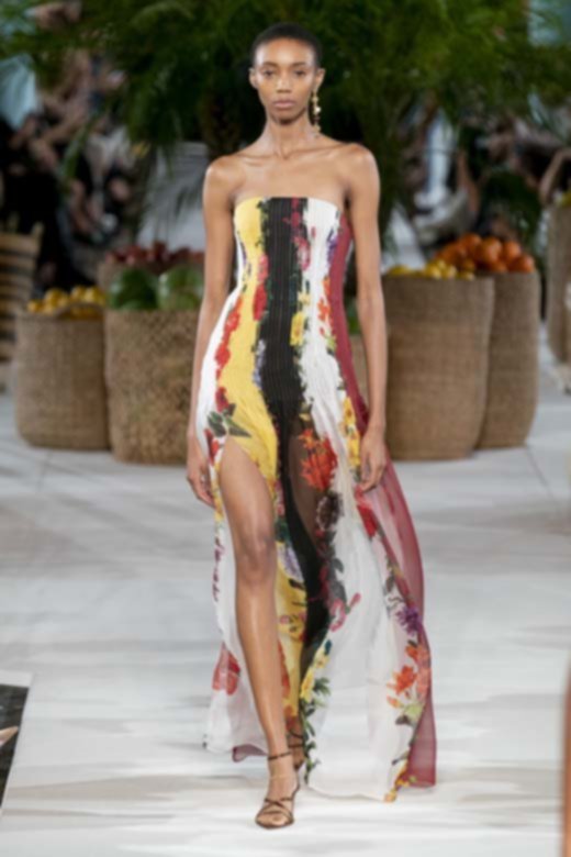 <strong>سلمى أبو ضيف</strong>&nbsp;تبدو مذهلة بفستان من مجموعة فالنتينو "&nbsp;<span dir=LTR>Collezione Milano</span>" لربيع وصيف 2021 وحقيبة يد صغيرة من فالنتينو غارافاني