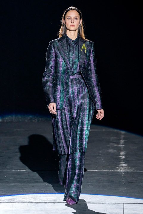 <strong>ليلة المواعدة</strong><br />
<strong>فاشرون كونستانتين&nbsp;</strong>ساعة&nbsp;<span dir=LTR>&Eacute;g&eacute;rie Moon Phase</span><br />
<strong>بوشرون&nbsp;</strong>سوار&nbsp;<span dir=LTR>Serpent Boh&egrave;me</span>&nbsp;الصلب<br />
<strong>بوشرون&nbsp;</strong>خاتم&nbsp;<span dir=LTR>Serpent Boh&egrave;me</span>&nbsp;الذي يمرّ بين الأصابع<br />
<strong>أكيليس&nbsp;</strong>خاتم&nbsp;<span dir=LTR>Yes I Do</span>