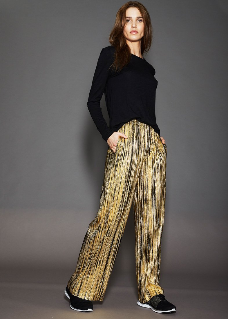 أديداس من تصميم ستيلّا مكارتني<br />
<em>من موقع</em> <em><span dir=LTR>Matches Fashion</span></em><br />
&nbsp;