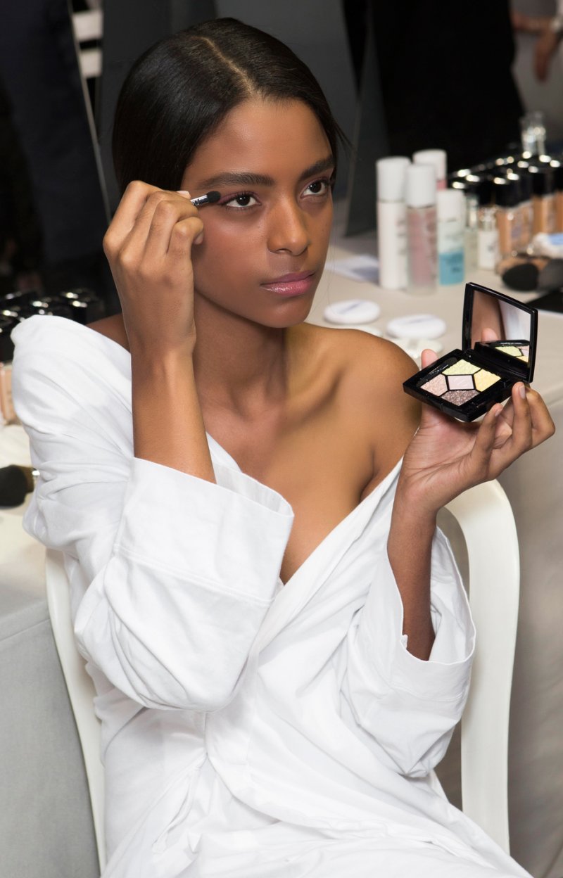 أنا وظلال العيون التي ترافقني دائماً
