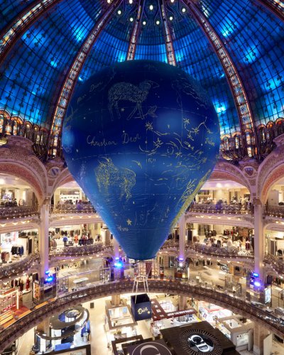 ديور تحتفل بالذّكرى السّبعين لتأسيسها في متجر Galeries Lafayette
