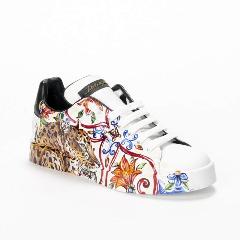 <strong>جيمس بوند </strong><br />
بدلة رسميّة من سان لوران<br />
<em>من موقع </em><em><span dir=LTR>Matches Fashion</span></em><br />
عقدة عنق من برادا<br />
<em>من موقع</em> <em><span dir=LTR>Matches Fashion</span></em><br />
أزرار للأكمام من بوتيغا فينيتا<br />
<em>من موقع </em><em><span dir=LTR>MRPORTER</span></em><br />
ساعة <span dir=LTR>Santos de Cartier</span> من كارتييه<br />
حذاء رسميّ من بربري<br />
<em>من موقع </em><em><span dir=LTR>Matches Fashion</span></em>