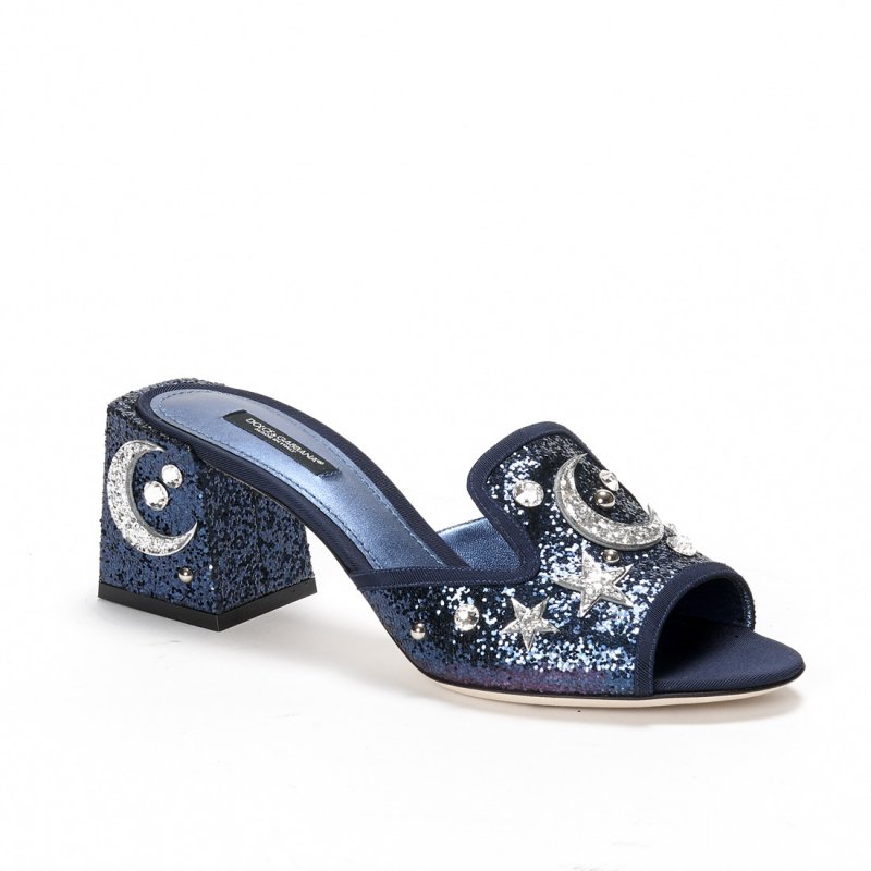 <strong>الشّابّ المهووس </strong><strong>ب</strong><strong>الرّياضة </strong><br />
سترة من غوتشي<br />
<em>من موقع </em><em><span dir=LTR>Matches Fashion</span></em><br />
قميص من أورليبار براون<br />
<em>من موقع</em> <em><span dir=LTR>Matches Fashion</span></em><br />
سروال جينز من دولتشي أند غابانا<br />
<em>من موقع</em> <em><span dir=LTR>MRPORTER</span></em><br />
حقيبة ظهر من لويفي<br />
حذاء رياضيّ من دولتشي أند غابانا&nbsp;<br />
&nbsp;<br />
&nbsp;