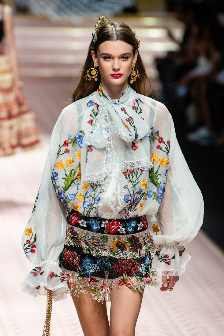 البلوزات المطبّعة التي تلزمكِ حتماً هذا الموسم
