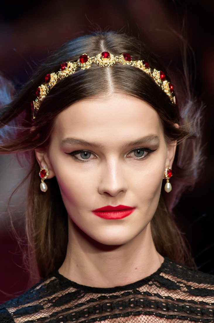 Pulling Off Headbands Like a Pro &ndash; The Do&rsquo;s and Don&rsquo;ts
