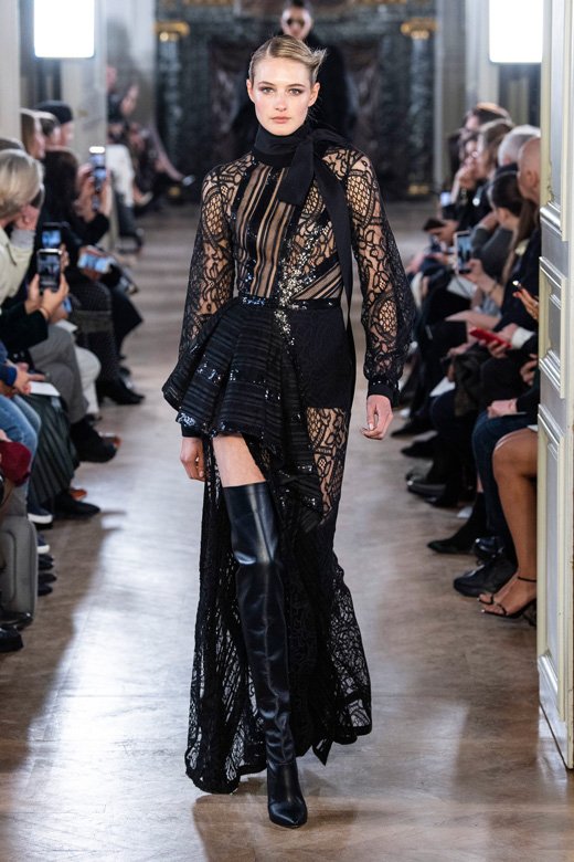 <strong>إيلي غولدينغ</strong>&nbsp;تبدو مذهلة بفستان كوتور من&nbsp;<strong>رالف وروسو</strong>&nbsp;مرصّع بأكثر من 150 حبّة زمرّد من علامة&nbsp;<strong>جيمفيلدز</strong>&nbsp;مستخرجة بطريقة مسؤولة من زامبيا.&nbsp;