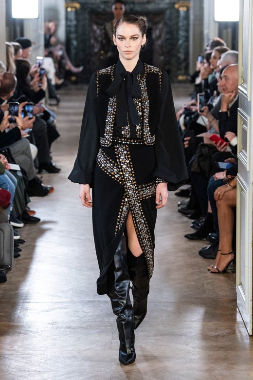 <strong>كيني</strong>&nbsp;<strong>تسنغ</strong>&nbsp;متألّقة في إطلالة من مجموعة&nbsp;<span dir=LTR>Re-Nylon</span>&nbsp;الجديدة من&nbsp;<strong>برادا</strong>. &nbsp;<br />
&nbsp;