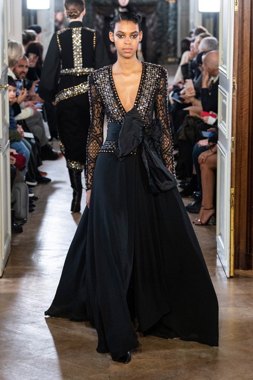 <strong>لينغزي ليو</strong>&nbsp;في إطلالة من مجموعة&nbsp;<span dir=LTR>Re-Nylon</span>&nbsp;الجديدة من&nbsp;<strong>برادا</strong>.