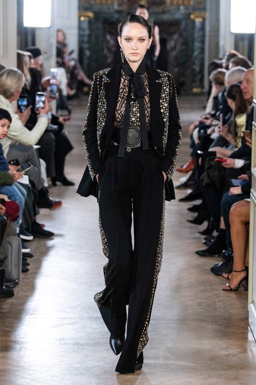 سترة من&nbsp;<strong>غوتشي</strong>&nbsp;&nbsp;&nbsp;&nbsp;<br />
&nbsp;