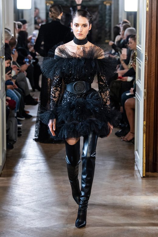 حذاء رياضيّ من&nbsp;<strong>فندي</strong>