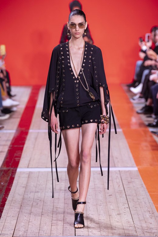 سوار&nbsp;<span dir=LTR>Rose des Vents</span>&nbsp;من&nbsp;<strong>ديور</strong><br />
&nbsp;