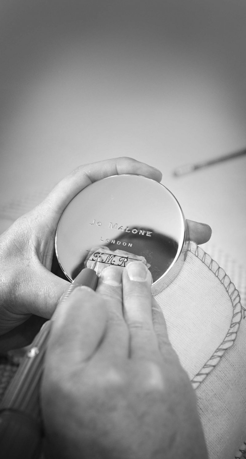 جو مالون لندن تقدّم خدمة نقش جديدة في بوتيك دبي مول 