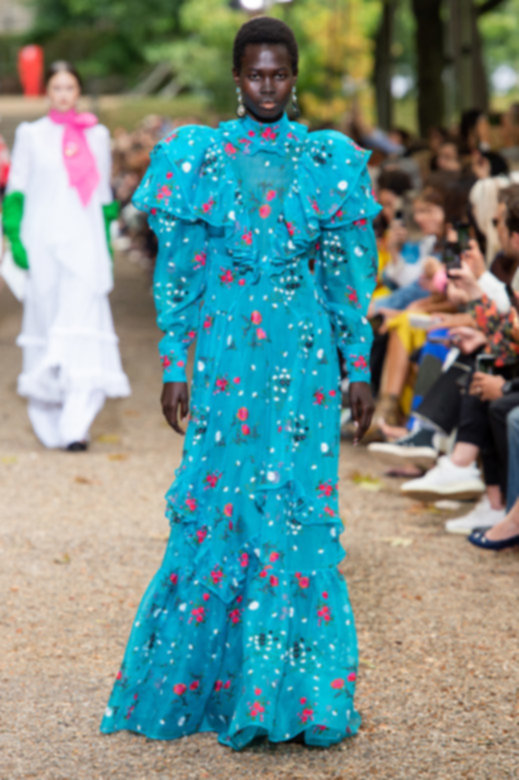 إكسسوارات تزيين من&nbsp;<strong>بالنسياغا</strong><br />
&nbsp;