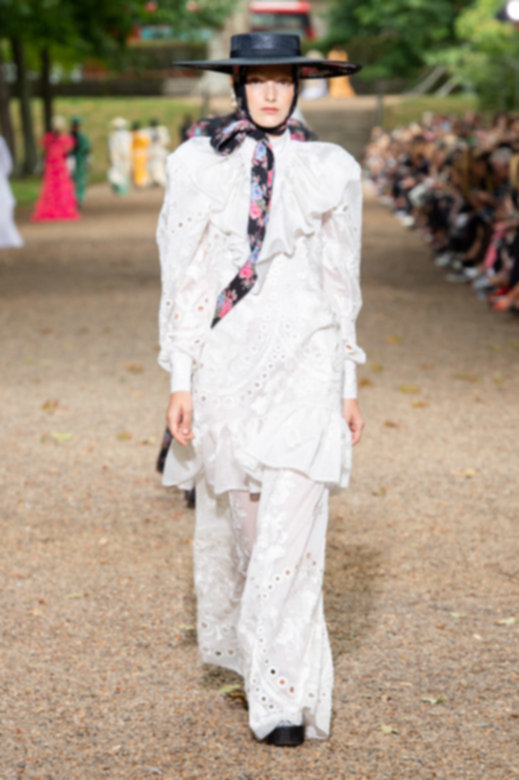 وسادة من&nbsp;<strong>ميسوني هوم</strong><br />
<em>متوفرة لدى&nbsp;</em><em><span dir=LTR>Shopbop</span></em><br />
&nbsp;