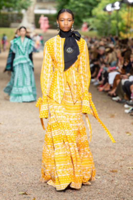 <em>صورة من&nbsp;</em><em><span dir=LTR>visitqatar.qa</span></em><br />
قوموا برحلة ثقافيّة في&nbsp;<strong>سوق واقف</strong>&nbsp;التاريخيّ فتتعلّمون عن الصقور وتشاهدونها بالإضافة إلى الأحصنة والجمال، وتنغمسون في منطقة الذهب، وتتجولّون في مركز الفنون، وتجمعون بعض المعلومات عن اللآلئ مباشرةً من أحد غطّاسي البحث عن اللؤلؤ السابقين، وطبعًا تختبرون حياة السكّان المحليّين بينما تقومون بالبعض من التسوّق وتتناولون ألذّ الأطباق وتحظون بأوقات مسليّة وتشاهدون عروضًا مباشرة في الشارع.